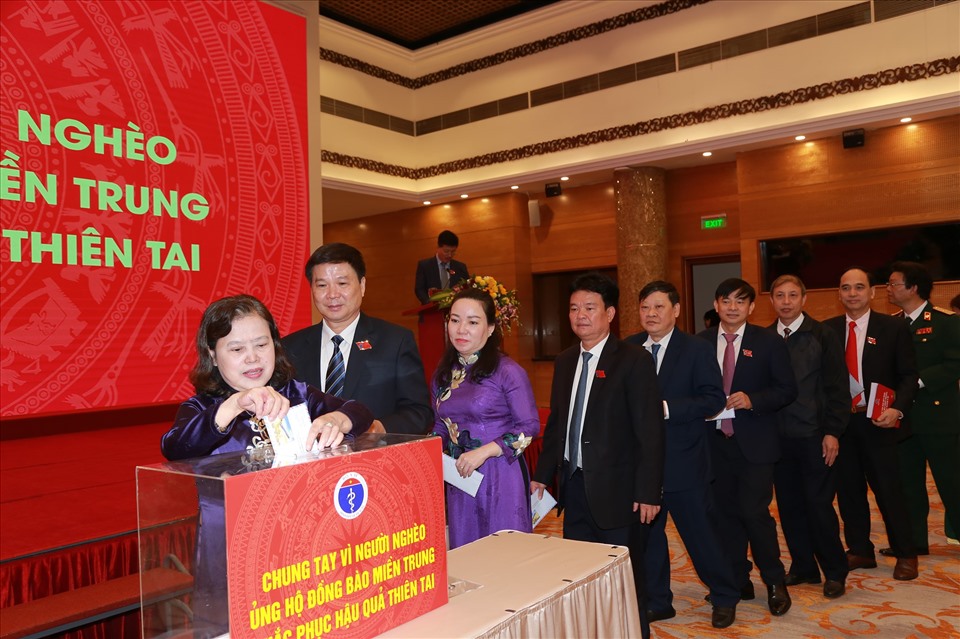 Các đại biểu ủng hộ đồng bào miền Trung. Ảnh: BYT