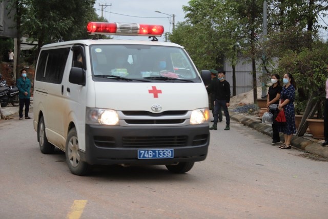 Vehicles transporting bodies of soldiers to the Sports Training and Competition Center in Quang Tri Province.  Photo: Tran Tuan.