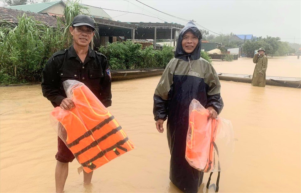 Người dân vùng lũ yên tâm khi có áo phao. Ảnh: CTV