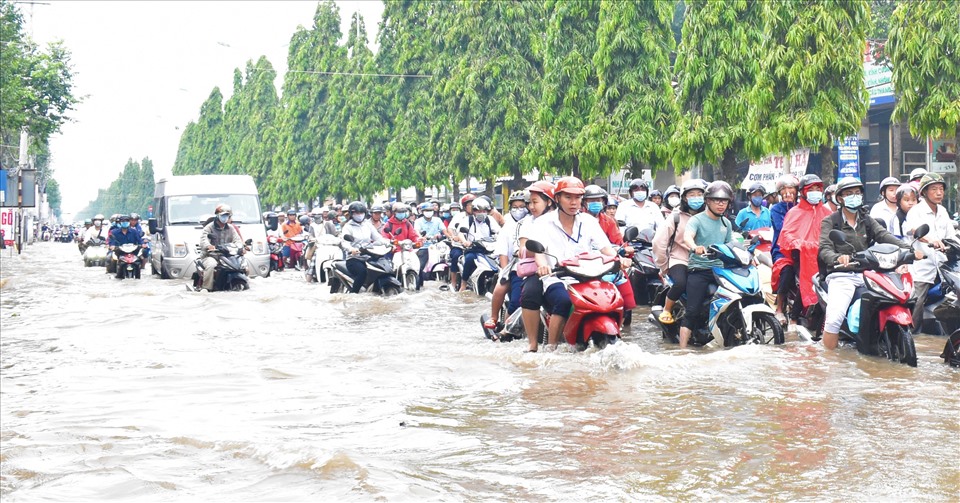 Trước tình hình triều cường dâng cao, Chủ tịch UBND TP.Cần Thơ đã chỉ đạo các sở, ban ngành và chủ tịch UBND các quận huyện triển khai các giải pháp để ứng phó với triều cường. Trong ảnh là tuyến đường Nguyễn Văn Cừ nối dài (quận Ninh Kiều) bị ngập. Ảnh: Thành Nhân