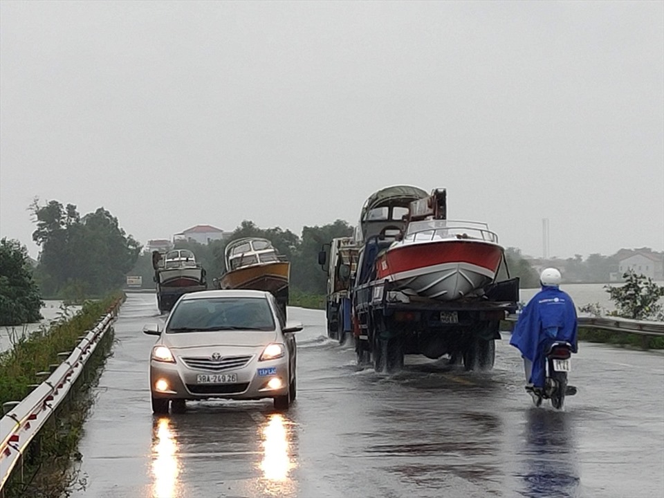 Some routes in the city.  Ha Tinh is deeply flooded, so only a few large vehicles can move.  Photo: Quach Du