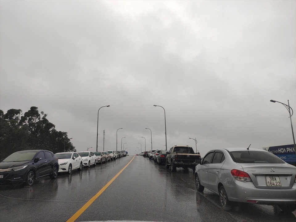 Hundreds of carriages stopped at the side of the road to avoid flooding.  Photo: Quach Du