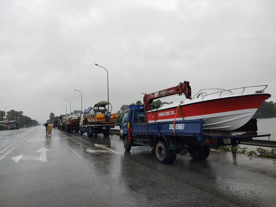 On National Highway 1A (the detour from Ha Tinh city), vehicles were congested due to deep flooding, separated and unable to move.  Photo: Quach Du