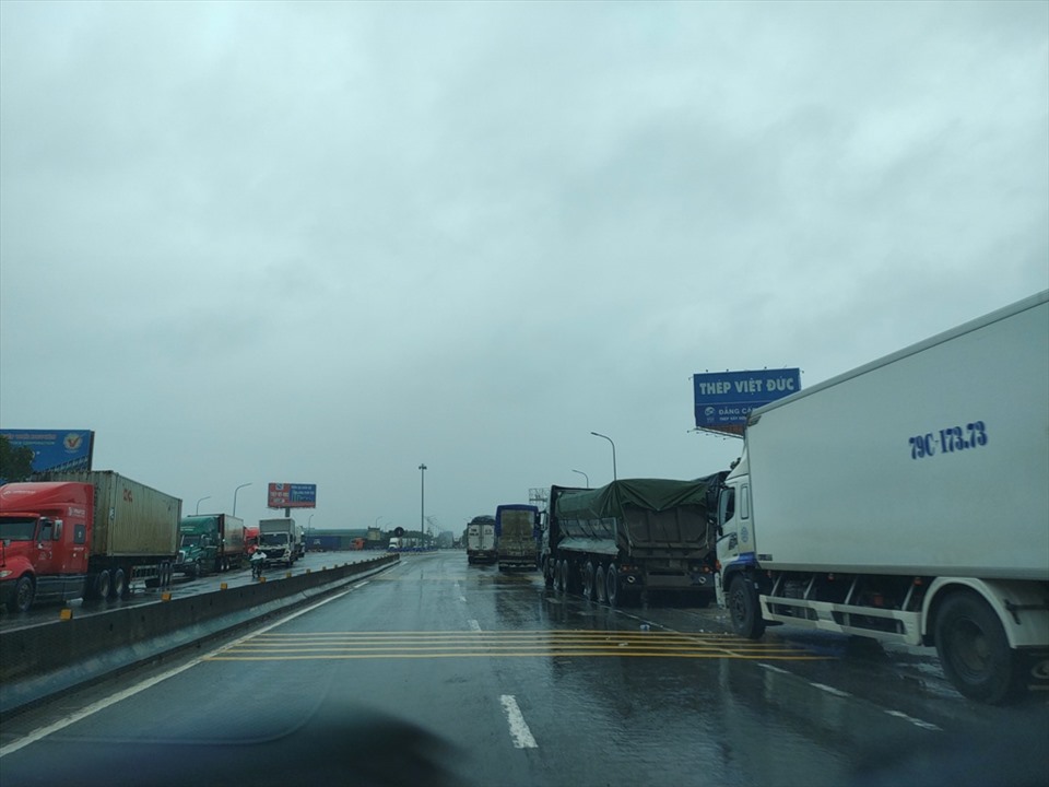 On National Highway 1A (the turnoff from Ha Tinh city), vehicles were congested due to deep flooding, separated and unable to move.  Photo: Quach Du