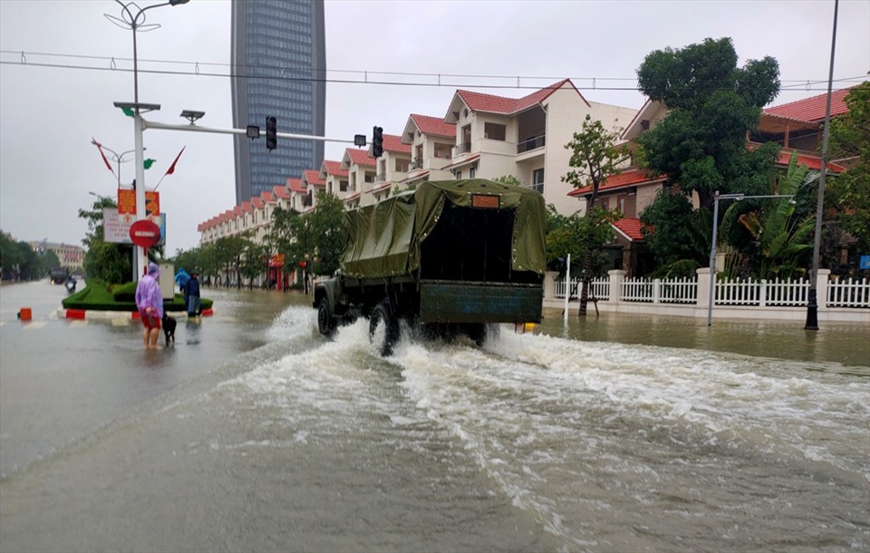 Some routes in the city.  Ha Tinh is deeply flooded, so only a few large vehicles can move.  Photo: Quach Du