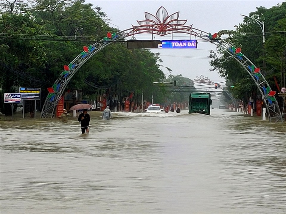 Some routes in the city.  Ha Tinh is deeply flooded, so only a few large vehicles can move.  Photo: Quach Du