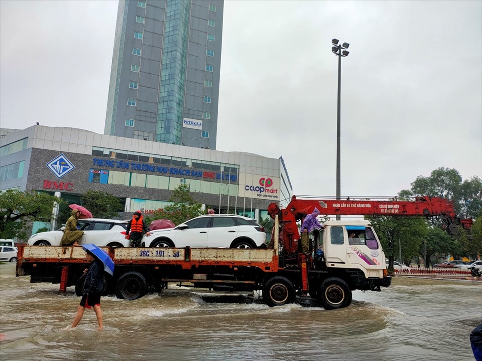 Some small cars cannot be moved and must be transported out of the floodplain.  Photo: Quach Du