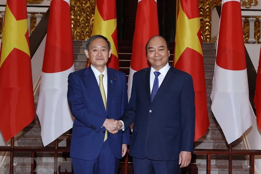 Thủ tướng Nguyễn Xuân Phúc và Thủ tướng Suga Yoshihide. Ảnh: TTXVN.