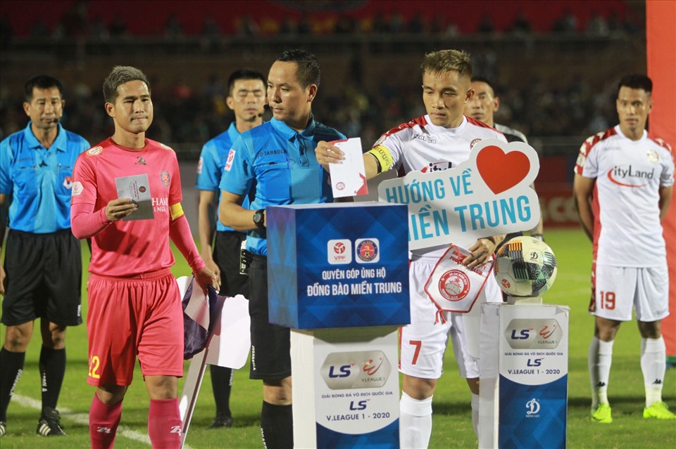 Ngoài Công Phượng, hai đội Sài Gòn và TPHCM cũng ủng hộ đồng bào miền Trung đang gặp khó khăn vì mưa lũ. Ảnh: Thanh Vũ.