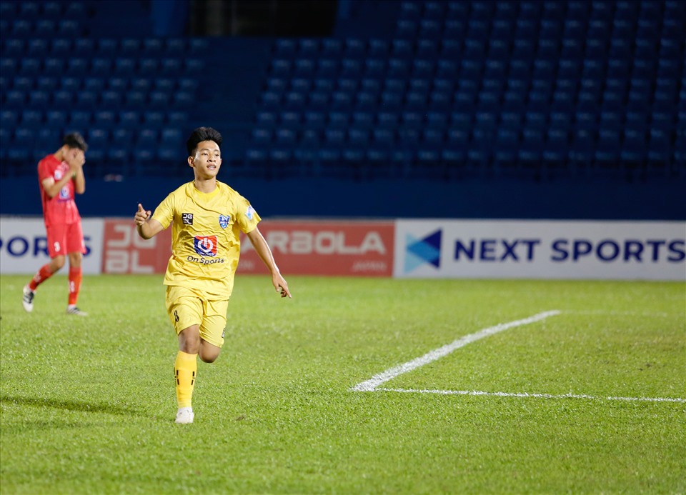 Minh Hiếu ghi bàn giúp U15 SLNA dẫn trước nhưng cuối cùng đội vẫn bị thua ngược đáng tiếc. Ảnh: Next Media.