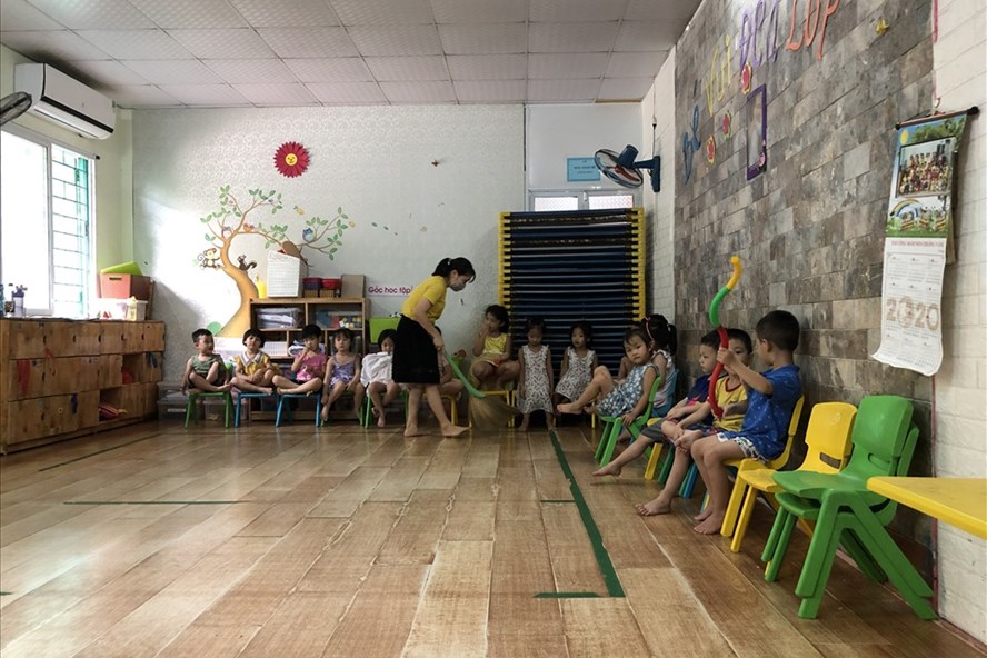 Con công nhân Khu công nghiệp Bắc Thăng Long (huyện Đông Anh, TP.Hà Nội) tại một trường mẫu giáo tư thục. Ảnh: Bảo Hân