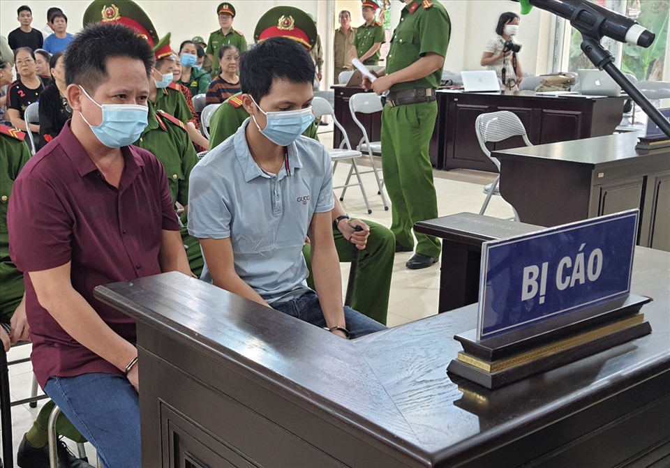 Bị cáo Nguyễn Văn Thiện (trái) và Lăng Văn Vân hiện đã bị tạm giam hơn 2 tháng. Ảnh: V.Dũng.