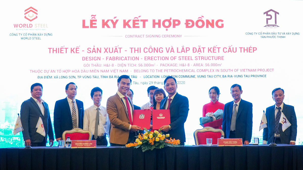 Ông Nguyễn Khánh Lâm – Chủ tịch HĐQT kiêm TGĐ, Công Ty CP Xây Dựng World Steel (bên trái) và ông Phạm Văn Triêm – Chủ Tịch HĐQT Công ty CP Đầu tư & Xây dựng Tân Phước Thịnh (bên phải), trong lễ ký kết.