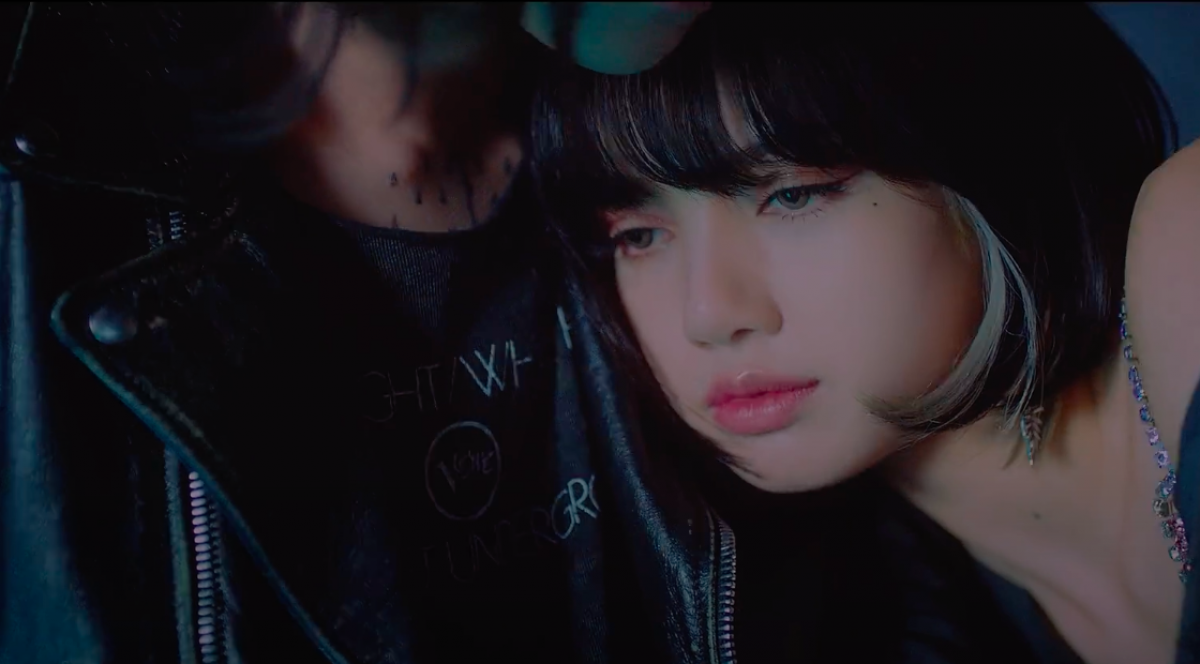 Lisa - Black Pink cá tính với mái tóc ngắn. Ảnh: Cắt clip.