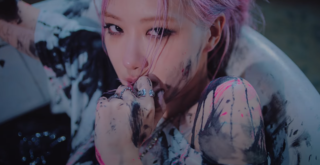 Rosé - Black Pink diễn xuất đầy thần thái. Ảnh: Cắt clip.