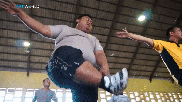 Cảnh sát bụng to ở Indonesia bị buộc phải tập thể dục. Ảnh: TRT