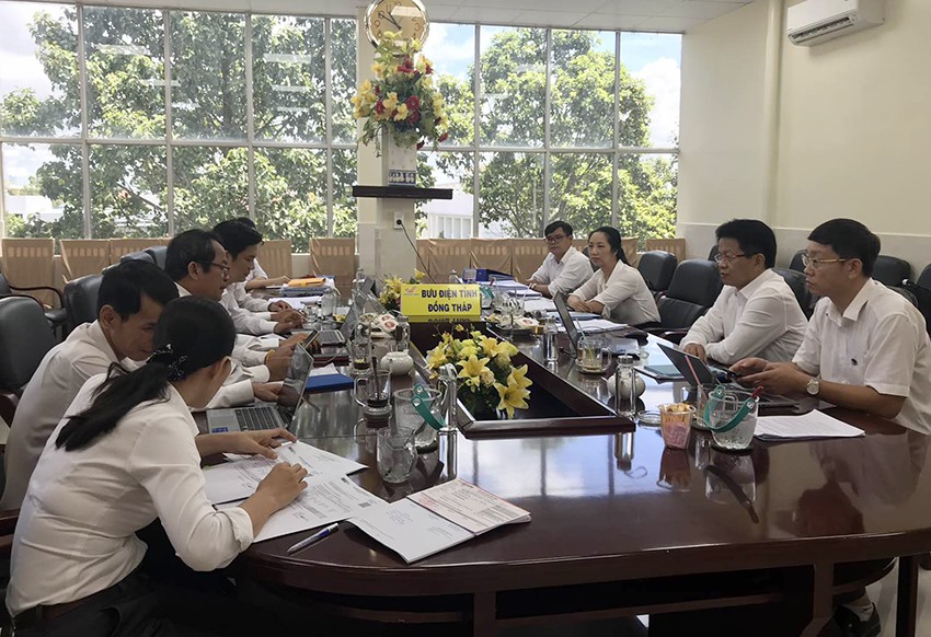 Đồng chí Trần Đức Thích - Phó Trưởng Ban Chỉ đạo thực hiện Quy chế dân chủ ở cơ sở của Tổng Công ty cùng đoàn công tác làm việc với Bưu điện tỉnh Đồng Tháp. Ảnh: Công đoàn VNPost