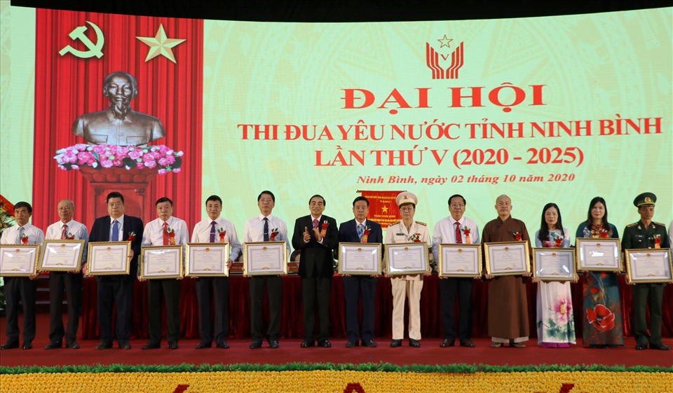Trao Bằng khen của Chủ tịch UBND tỉnh Ninh Bình cho các cá nhân và tập thể có thành tích xuất sắc trong các phong trào thi đua của tỉnh giai đoạn 2015 - 2020. Ảnh: NT