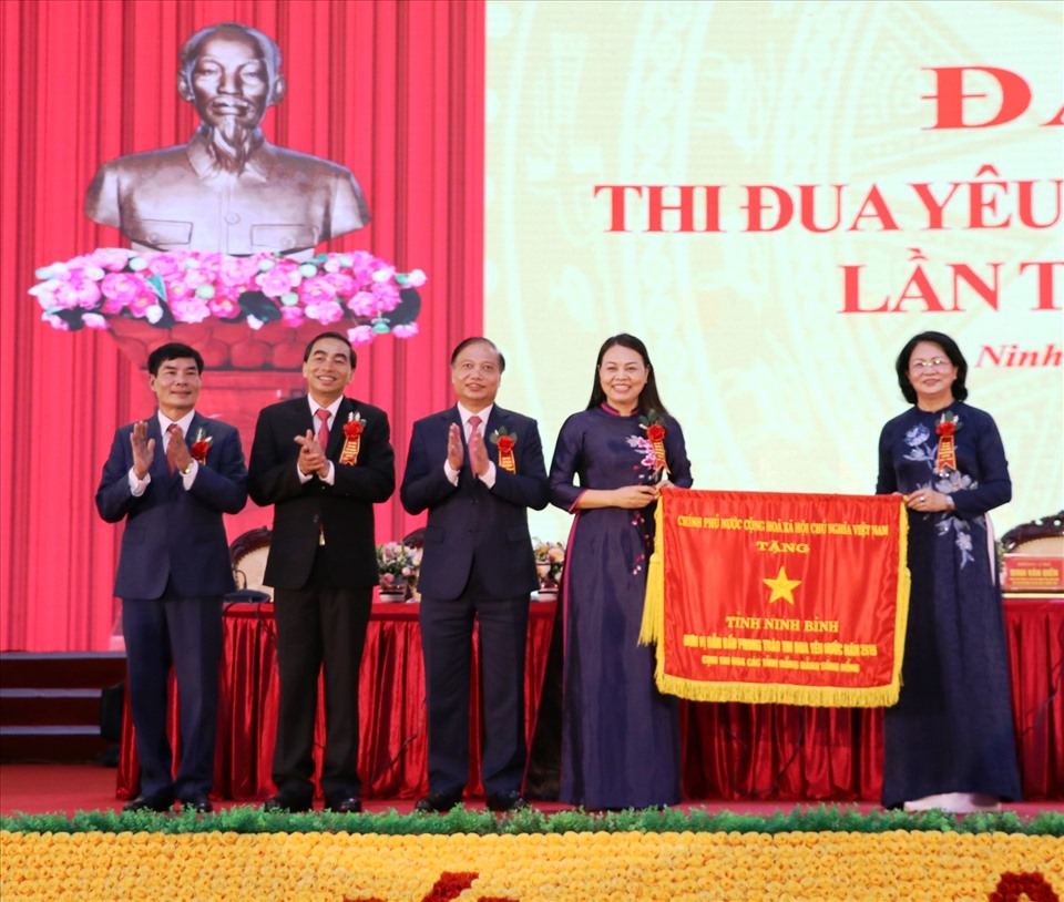 Phó Chủ tịch nước Đặng Thị Ngọc Thịnh trao Cờ thi đua của Chính phủ cho tỉnh Ninh Bình. Ảnh: NT