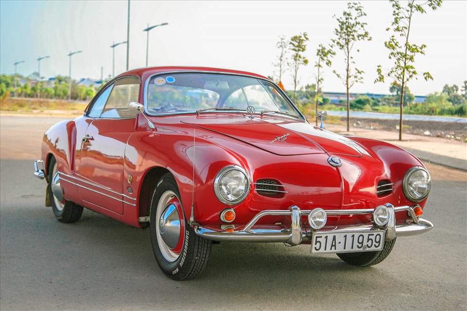 Chiếc Volkswagen Karmann Ghia Lowlight màu đỏ sản xuất năm 1959, đây là năm cuối cùng mà chiếc Lowlight được sản xuất trên thế giới.