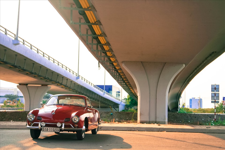 Do nhà thiết kế Luigi Segre “chắp bút“, kiểu dáng của Karmann Ghia lấy cảm hứng từ một số thiết kế được các hãng Chrysler và Studebaker đặt hàng Ghia trước đó