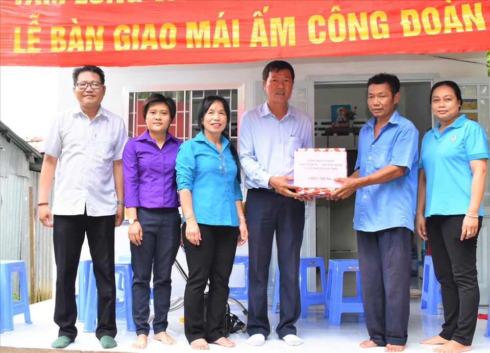 Tại buổi lễ bàn giao nhà, CĐCS Sở Lao động - Thương binh và Xã hội TP.Cần Thơ trao phần quà và chúc mừng đoàn viên Trần Khắc Cường đã nhận “Mái ấm Công đoàn“. Ảnh: Thành Nhân