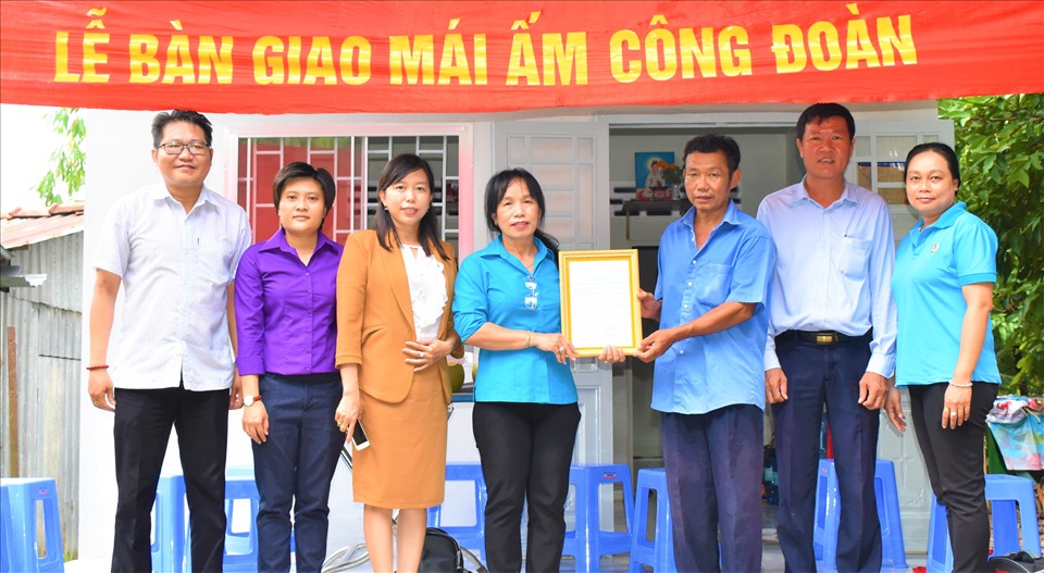Chủ tịch Công đoàn Viên chức TP.Cần Thơ Nguyễn Thị Diệu Hiền trao quyết định bàn giao “Mái ấm Công đoàn” cho đoàn viên Trần Khắc Cương. Ảnh: Thành Nhân