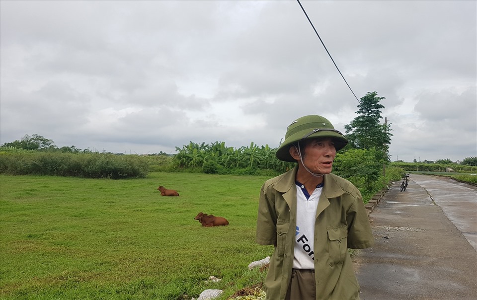 Ông Nguyễn Văn Đức (tổ 18, phường Đồng Mai) nói về việc cắm mốc giới hành lang đê sông Đáy. Ảnh: Phạm Đông