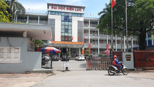 Lãnh đạo Đại học Điện lực đang triển khai kết luận thanh tra. Ảnh: Vĩnh Tiến