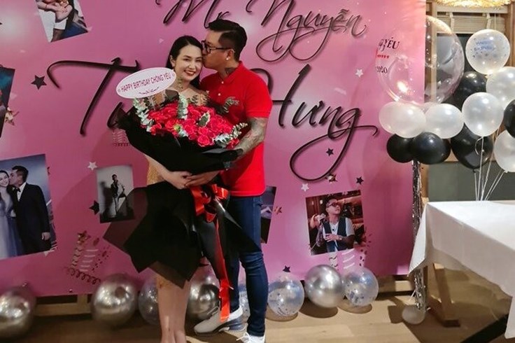 Tuấn Hưng xúc động hôn bà xã Hương Baby trong tiệc sinh nhật Tuấn Hưng xúc động hôn bà xã Hương Baby trong tiệc sinh nhật