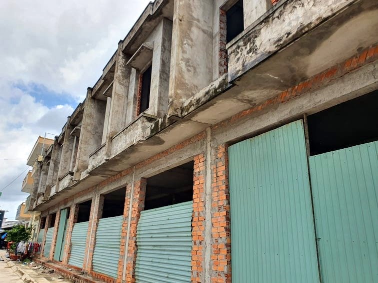 Dãy nhà phố xây dựng trên đất công do UBND huyện Phước Long quản lý chưa được cấp thẩm quyền bàn giao (ảnh Nhật Hồ)