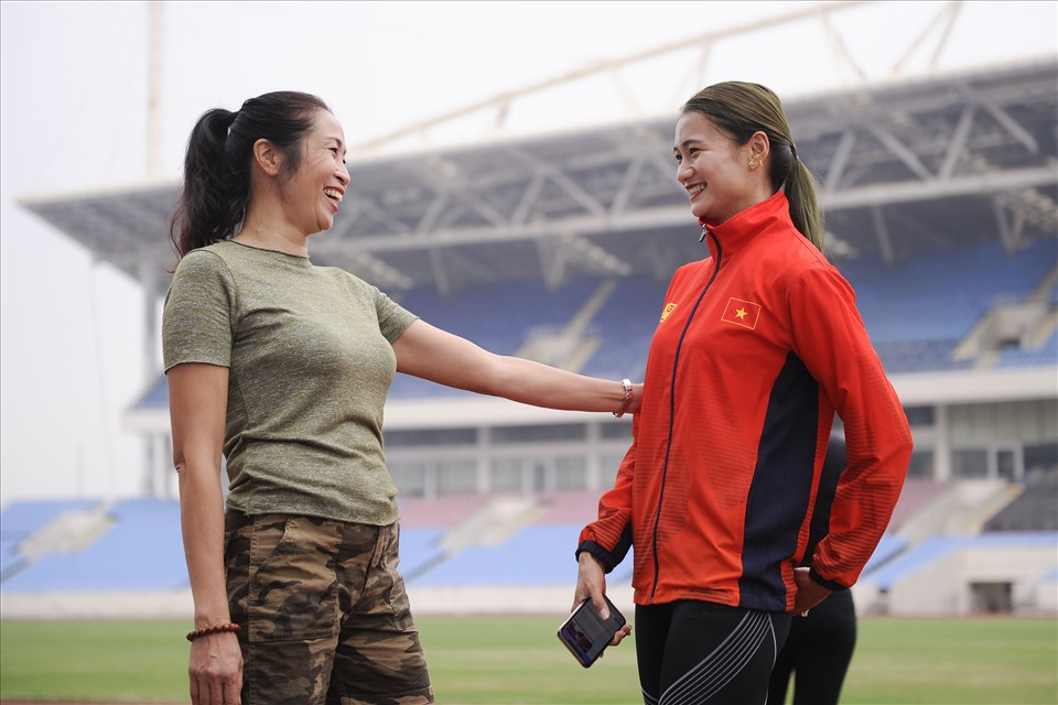 Hai cô trò vui mừng gặp lại nhau sau thời gian gián đoạn vì đại dịch COVID-19. HLV Nguyễn Thị Thu Hằng (đoàn Hà Nội) cùng hot girl điền kinh Nguyễn Thị Oanh - người mang về cho Tổ quốc 3 chiếc Huy chương Vàng SEA Games 28, 29 và 30. Oanh sẽ tiếp tục thi đấu cự ly sở trường 400m tại giải vô địch quốc gia năm nay.