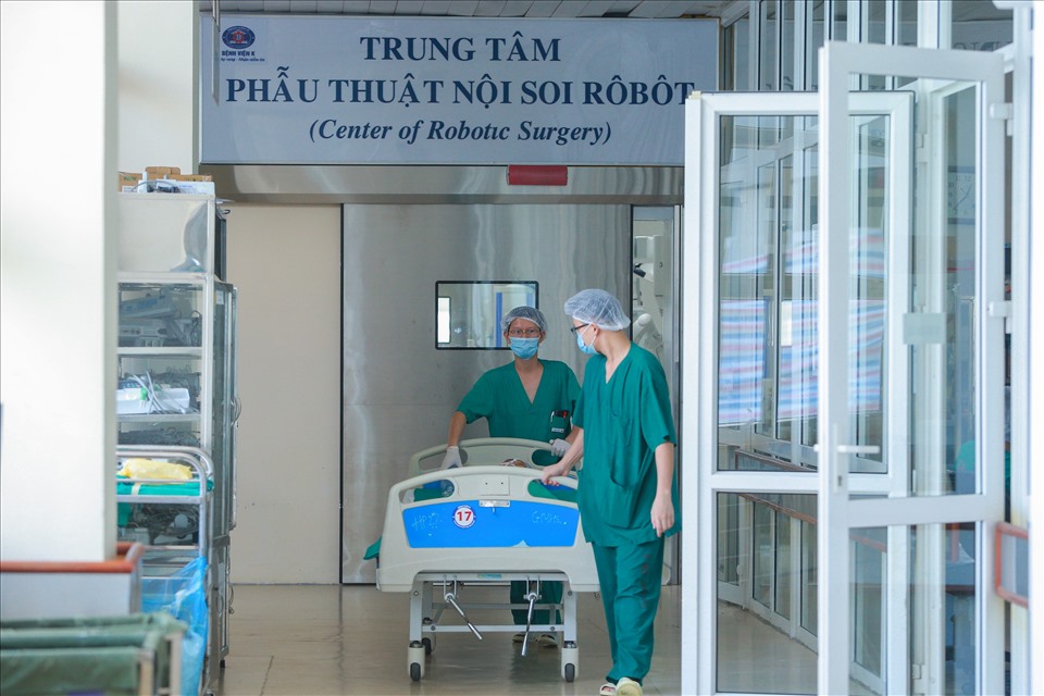 Bệnh nhân M được chuyển vào phòng hậu phẫu sau mổ, khi hồi tỉnh hoàn toàn thì được đưa về phòng điều trị. “Nghề y là một nghề đặc biệt, nhất là với bệnh nhân ung thư càng đặc biệt hơn. Mỗi ca phẫu thuật thành công là một cảm xúc đặc biệt, cảm xúc riêng với chúng tôi. Có những thời khắc, những người bác sĩ còn vui hơn cả người nhà bệnh nhân vì đã cứu chữa thành công bệnh nhân ung thư” - bác sĩ Bình tâm sự.