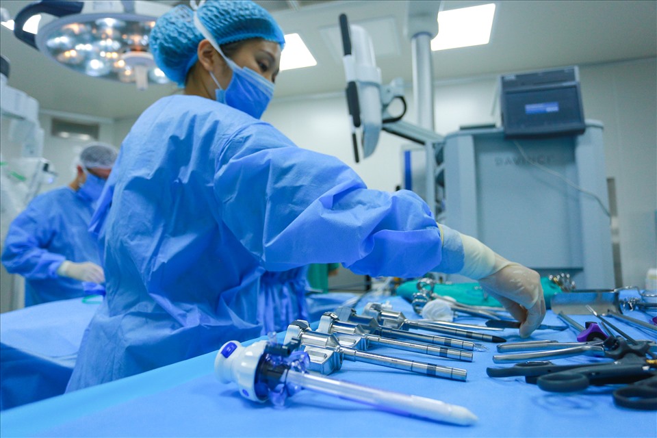 Các dụng cụ, thiết bị mổ đều được chuẩn bị đầy đủ trước khi bắt đầu.