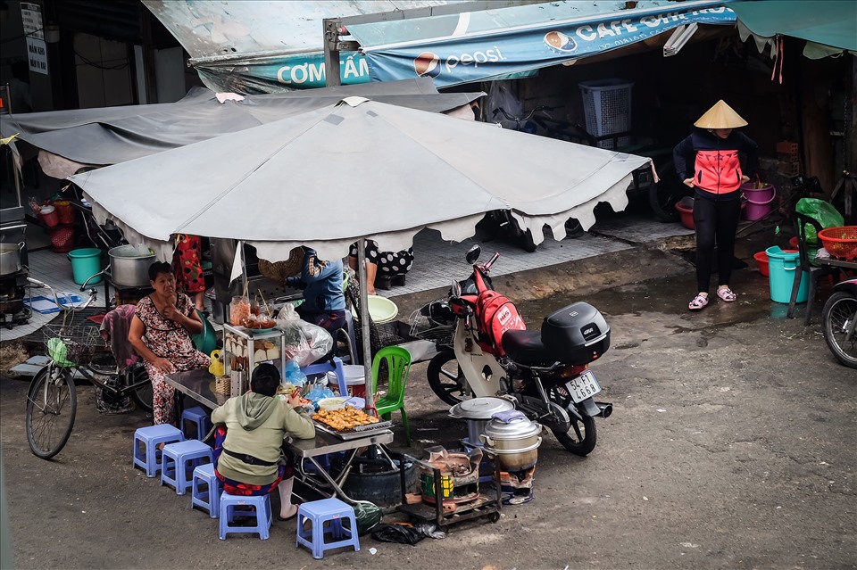 Vài hộ tận dụng mặt bằng tầng trệt để kinh doanh thực phẩm.