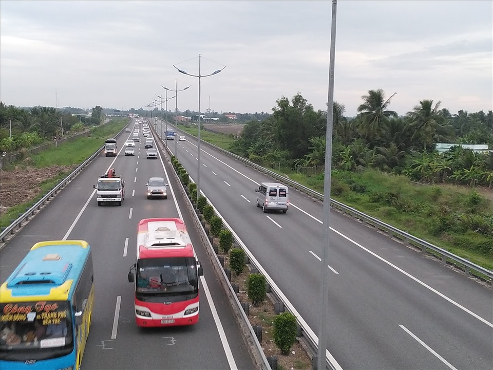 Lái xe ô tô vào đường cao tốc an toàn (Ảnh: K.Q)