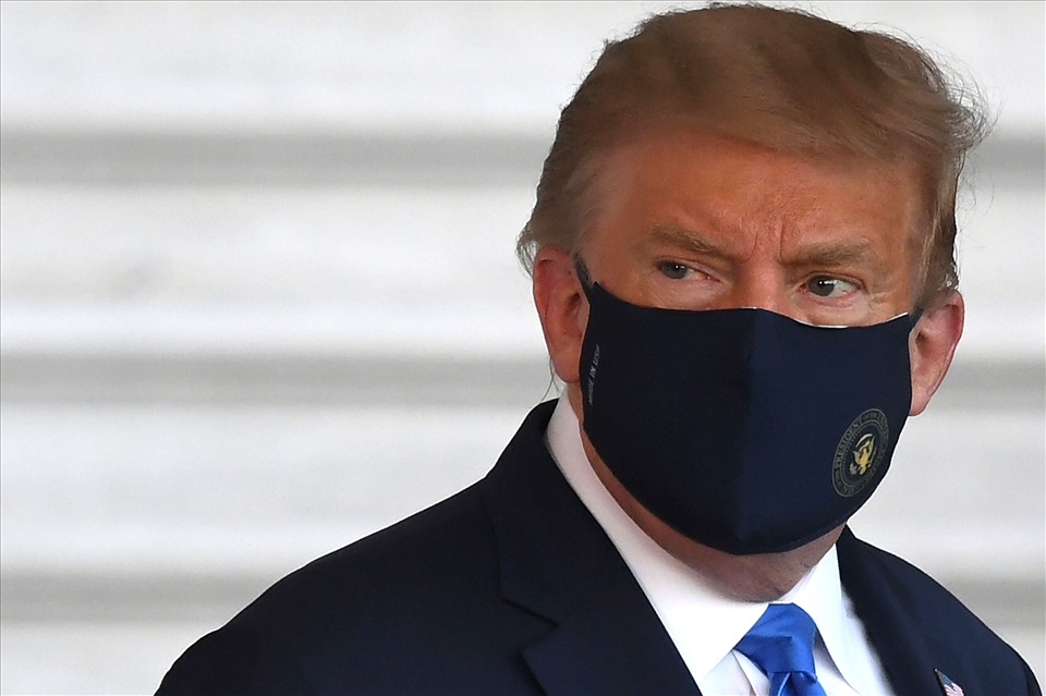 Tổng thống Donald Trump lên trực thăng Marine One từ Nhà Trắng và đến bệnh viện Walter. Ảnh: CNN.