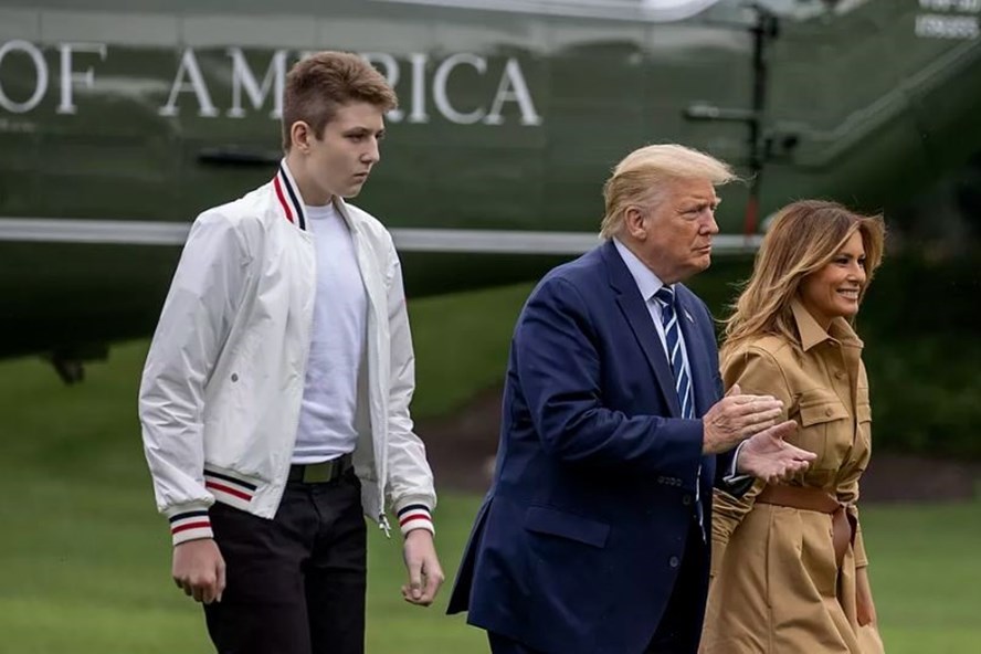 Barron Trump - con trai Tổng thống Donald Trump - cùng tổng thống và Đệ nhất phu nhân Melania Trump tại Nhà Trắng hôm 16.8. Ảnh: Getty.
