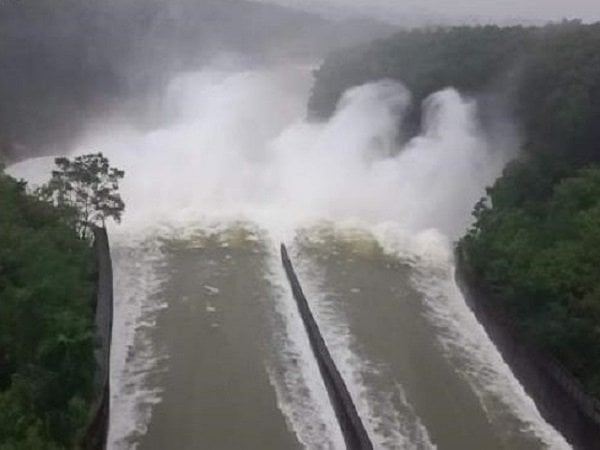 Hồ Kẻ Gỗ xả lũ. Ảnh: CTV