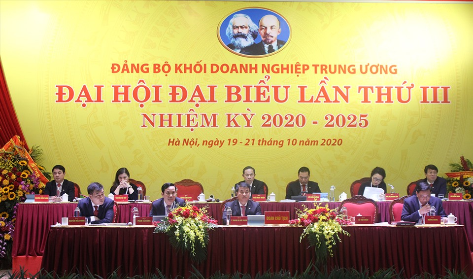 Đoàn Chủ tịch điều hành Đại hội. Ảnh T.Vương