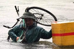 Trang bị xuồng cao su thay những chiếc bè chuối ở vùng lũ