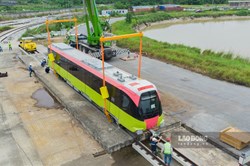 Đoàn tàu Metro của Hà Nội tại ga Nhổn và giây phút lăn bánh đầu tiên