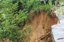 Xuất hiện nhiều điểm sạt lở nghiêm trọng ở các huyện phía Tây Nghệ An
