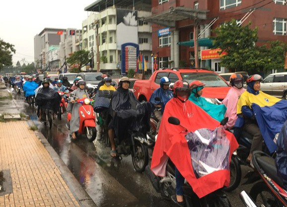 Dòng người và xe chen chúc nhau trên đoạn đường chật hẹp. Ảnh chụp trên tuyến QL91, đoạn đường CMT8 gần vòng xoay bến xe mới TP.Cần Thơ. Ảnh: P.V.