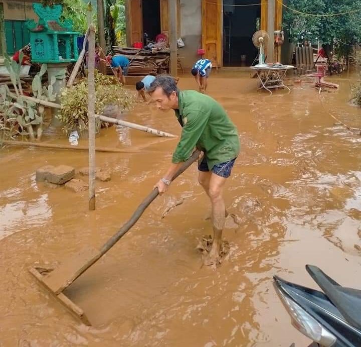 Người dân xã Hướng Nghiệp, huyện Hướng Hóa dọn dẹp bùn non sau lũ. Ảnh: CTV