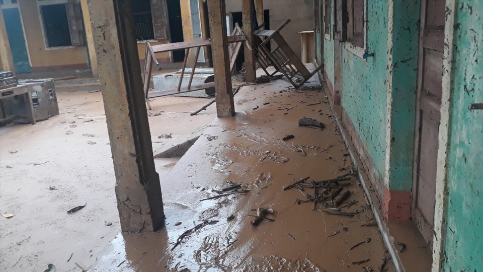 Giáo viên học sinh trường Ba Lòng trong ngày cuối tuần tổ chức dọn vệ sinh để chuẩn bị sẵn sàng đi học trở lại. Ảnh: CTV