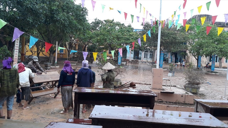 Giáo viên học sinh trường Ba Lòng trong ngày cuối tuần tổ chức dọn vệ sinh để chuẩn bị sẵn sàng đi học trở lại. Ảnh: CTV