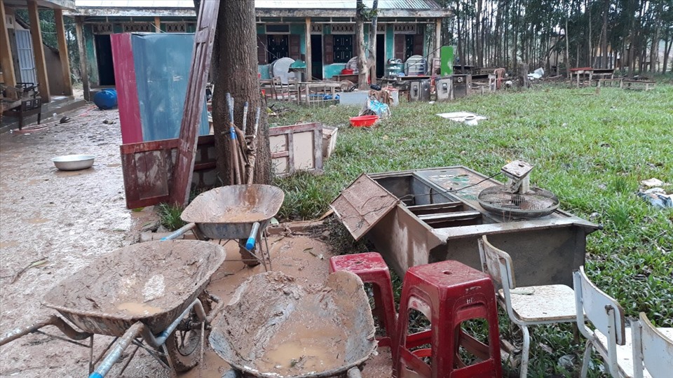 Giáo viên học sinh trường Ba Lòng trong ngày cuối tuần tổ chức dọn vệ sinh để chuẩn bị sẵn sàng đi học trở lại. Ảnh: CTV