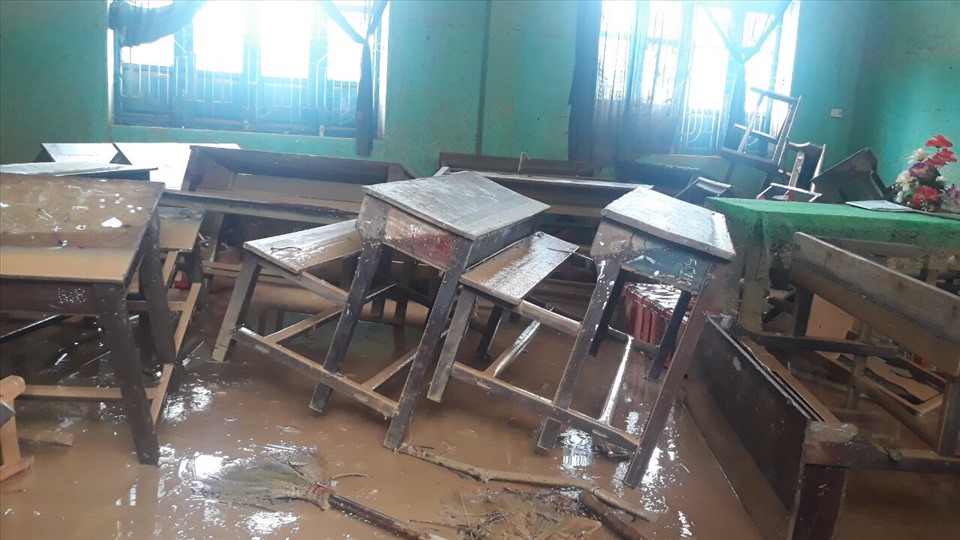 Giáo viên học sinh trường Ba Lòng trong ngày cuối tuần tổ chức dọn vệ sinh để chuẩn bị sẵn sàng đi học trở lại. Ảnh: CTV
