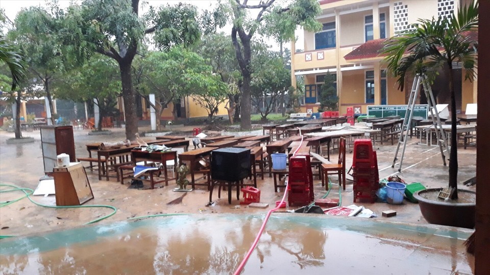 Giáo viên học sinh trường Ba Lòng trong ngày cuối tuần tổ chức dọn vệ sinh để chuẩn bị sẵn sàng đi học trở lại. Ảnh: CTV